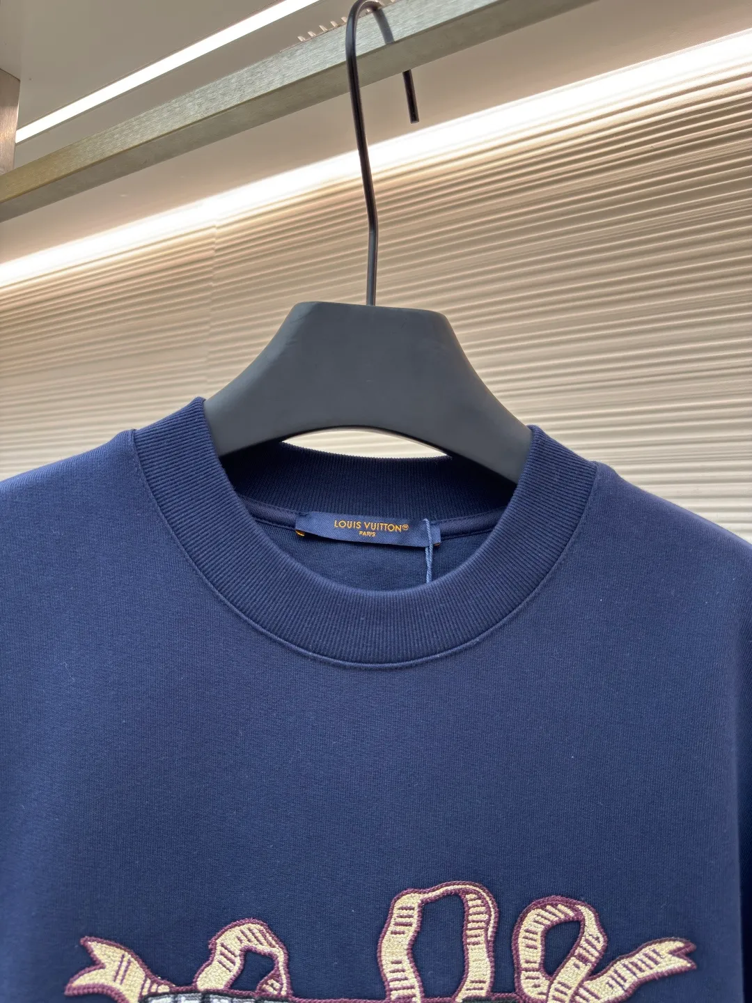 LOUISVUITTON pearlescent yarn Zhangzi sweatshirt ●Original version: purchased and developed for 10800 ●Item number: 1680727-A85 ●Fabric: double-ply large terry bottom sweatshirt fabric ●Technology: knitting ●Version: fitted version ●Weight: about 590 grams ●Size: XS-S-M-L ●Description: The fabric is made of cotton 32s double-ply large terry bottom sweatshirt fabric, matched with 26s double yarn 1*1 horizontal machine weaving thread, the front chapter is embroidered with a domestic high-speed embroidery machine, and the mesh bottom is padded with three layers of hot water sol material on top. Gold and silver thread + mercerized thread, the outer ring of the chapter adopts the Great Wall stitch method, and the inner part adopts the sun stitch method. The number of embroidery needles in the entire chapter reaches 150,000. The dense stacking of stitches is used to create a three-dimensional effect. The back panel is embroidered with three-dimensional flat embroidery with mercerized thread. The overall wiring is straight and delicate, the fabric is comfortable and soft, and the color is consistent without color difference. It can be matched with the same style to create a fashionable look and control various occasions. Customized accessories, complete with three standards, same style for men and women!